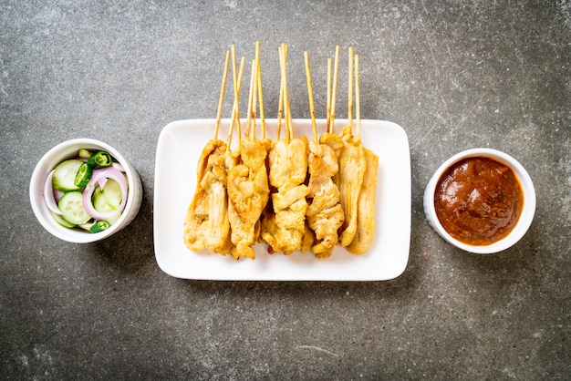 Porc satay - Porc grillé servi avec sauce aux arachides ou sauce aigre-douce