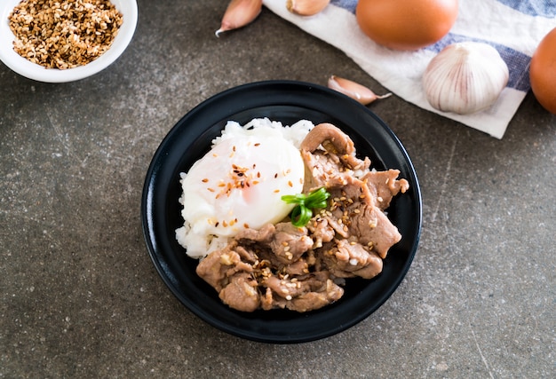 Porc sauté à l&#39;ail sur du riz garni d&#39;œufs