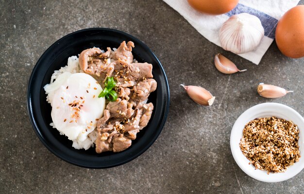 Porc sauté à l&#39;ail sur du riz garni d&#39;œufs