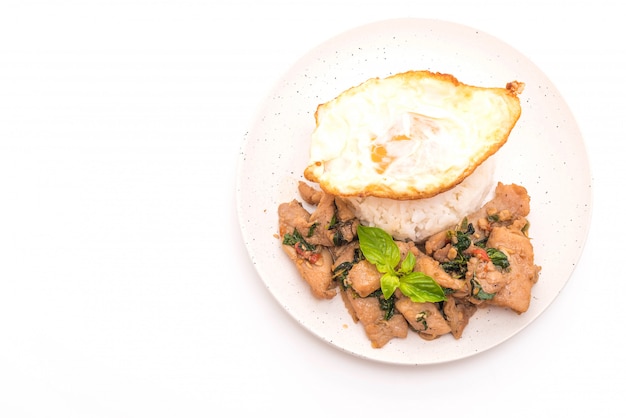 Porc sauté au basilic sur riz et oeuf au plat