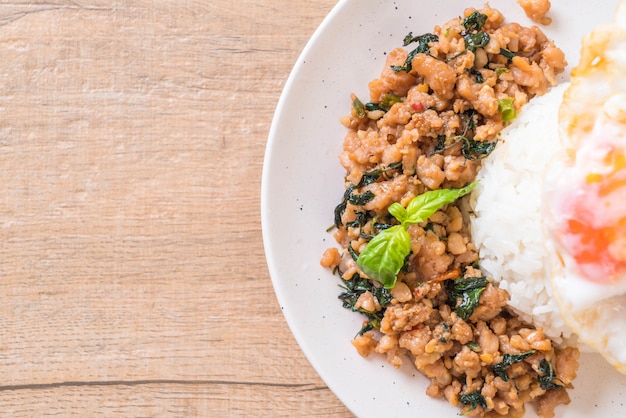 porc sauté au basilic sur riz et oeuf au plat