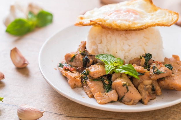 porc sauté au basilic sur riz et oeuf au plat