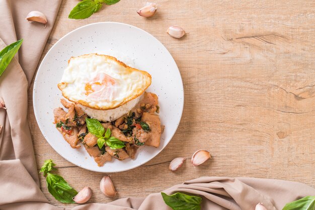 porc sauté au basilic sur riz et oeuf au plat