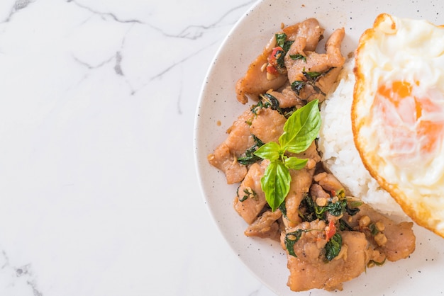 porc sauté au basilic sur riz et oeuf au plat