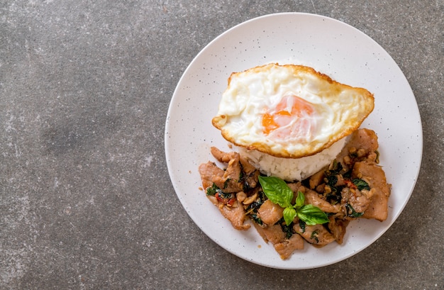 porc sauté au basilic sur riz et oeuf au plat