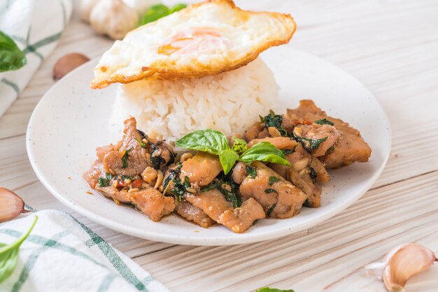 porc sauté au basilic sur riz et oeuf au plat