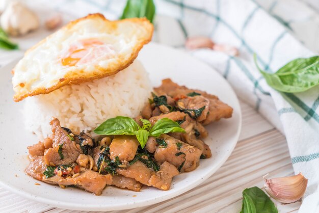 porc sauté au basilic sur riz et oeuf au plat