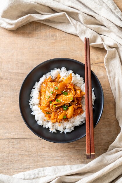 porc sauté au kimchi sur riz garni