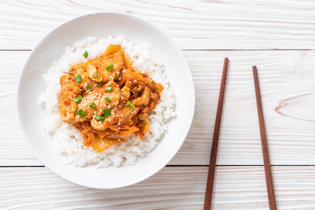 porc sauté au kimchi sur riz garni