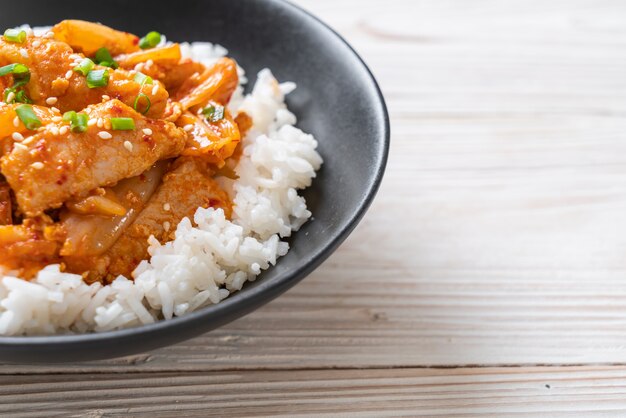 porc sauté au kimchi sur riz garni