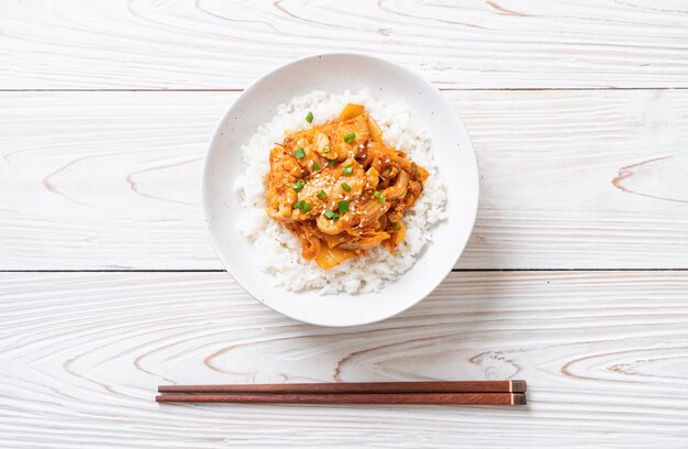 porc sauté avec kimchi sur riz