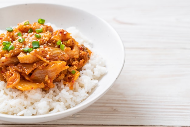 Porc Sauté Avec Kimchi Sur Riz