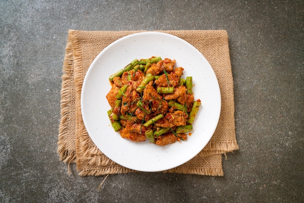 Porc sauté et pâte de curry rouge avec haricot dard - style de cuisine asiatique