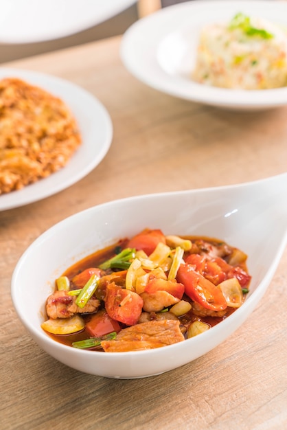 Porc sauté avec pâte de piment doux rôti