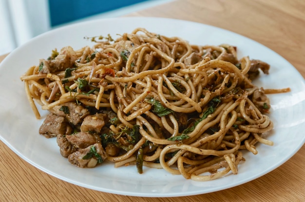 Porc spaghetti au basilic et aux herbes