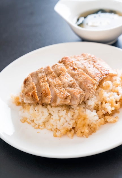 porc teriyaki sur du riz garni de soupe miso