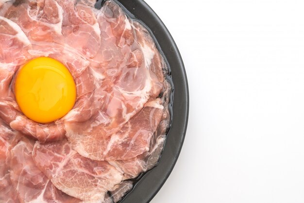 porc tranché frais cru avec oeuf pour la cuisson