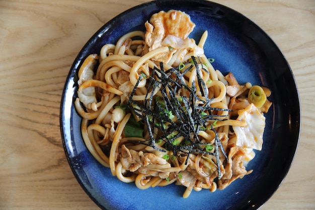 Porc Yakisoba sur bois, cuisine japonaise