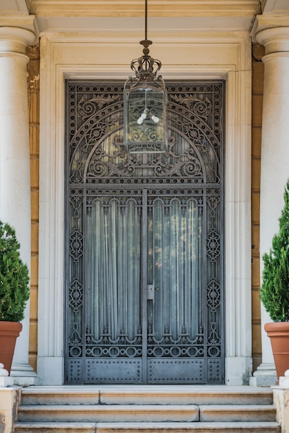 Photo porche noucentista avec porte en fonte ornée