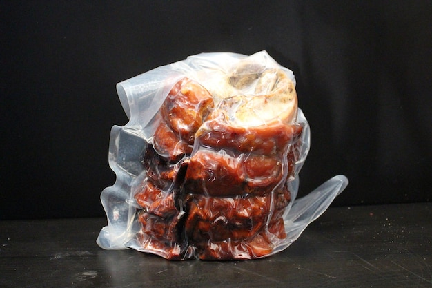Photo porchetta, viande sous vide emballée en plastique, aliment traditionnel de la gastronomie et de la cuisine italiennes