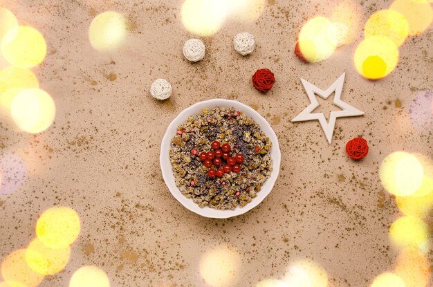 Porridge aux noix raisin pavot Assiette de kutia aux fruits secs