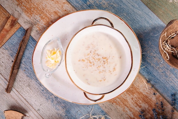 Photo porridge d'avoine au petit-déjeuner sain avec du beurre