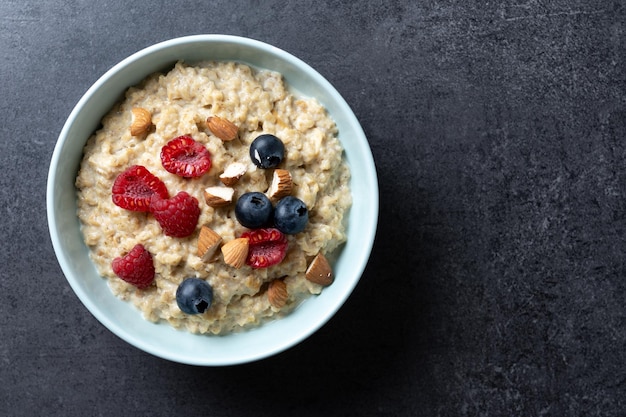 Porridge d'avoine avec des fruits et des baies