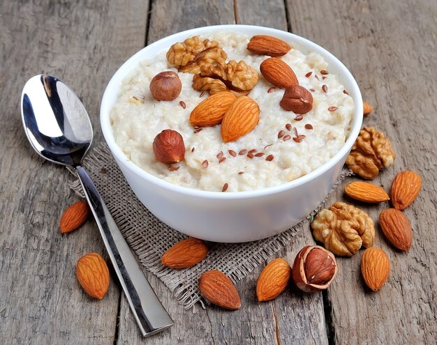 Porridge avoine avec mélange de noix sur des tables en bois