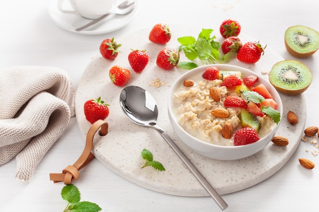 Porridge à l'avoine pour petit-déjeuner sain, fraise, noix