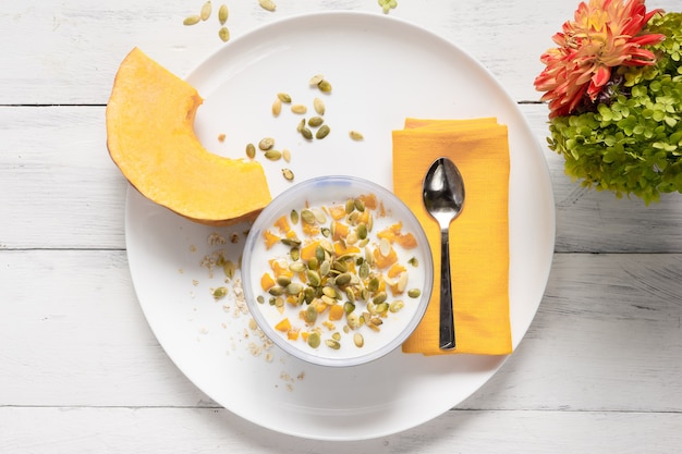 Porridge à la citrouille et au lait sur une plaque blanche