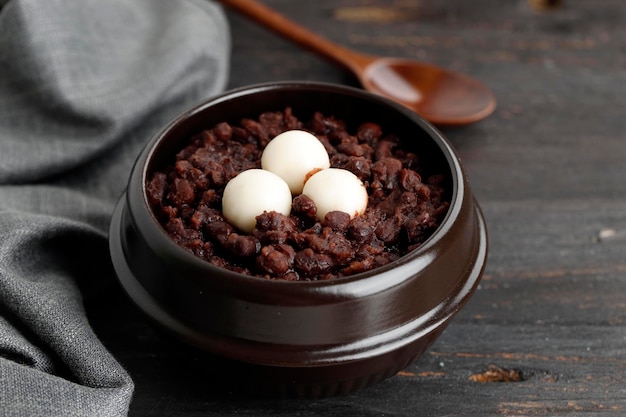 Porridge coréenne de haricots rouges avec du gâteau de riz ou du patjuk