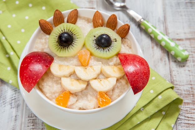 Porridge petit-déjeuner pour enfants avec fruits et noix