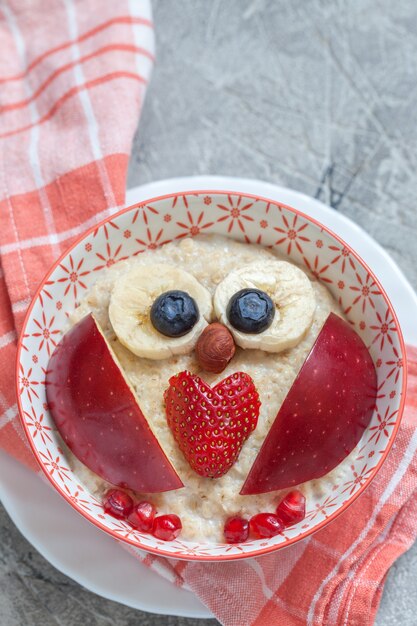 Porridge petit-déjeuner pour enfants avec fruits et noix