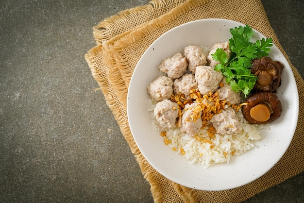 Porridge de riz séché avec bol de porc bouilli