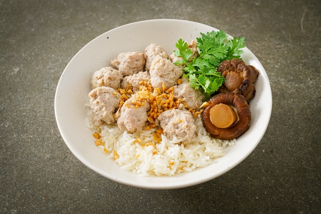 Porridge de riz séché fait maison avec bol de porc bouilli