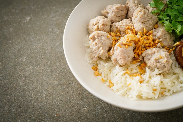 Porridge de riz séché fait maison avec bol de porc bouilli