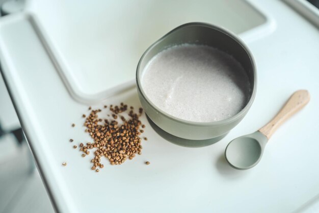 Photo porridge de sarrasin pour les enfants dans une assiette nourrir les enfants porridge sain