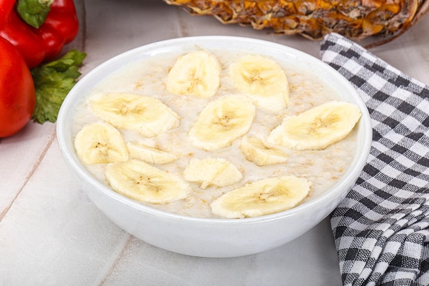 Porridge sucré avec banane pour le petit déjeuner