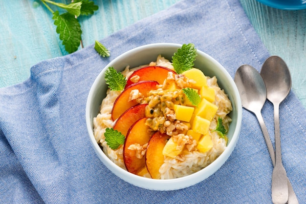 Porridge sucré et sain avec une idée de petit-déjeuner diététique aux fruits frais