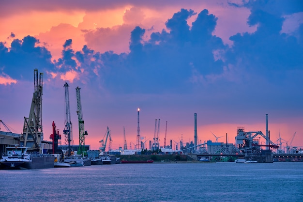 Port d'anvers avec grues portuaires le soir