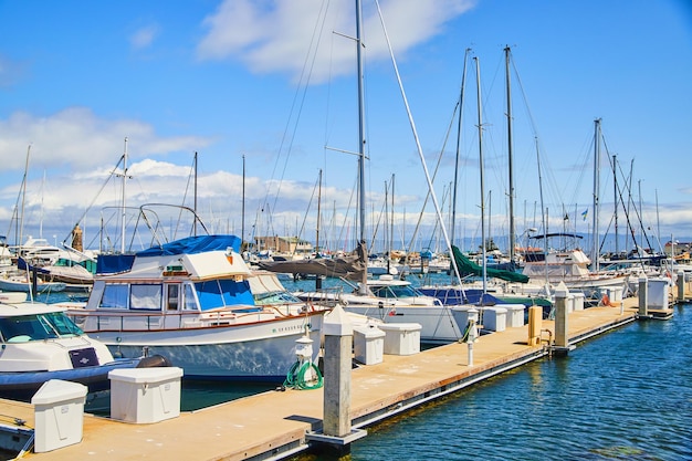 Port au bord de l'océan rempli de petits navires