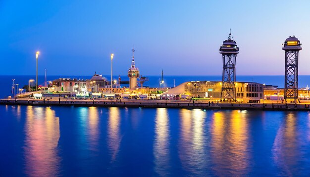 Photo port de barcelone le soir en espagne