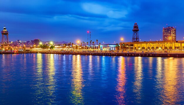 port de Barcelone le soir en Espagne