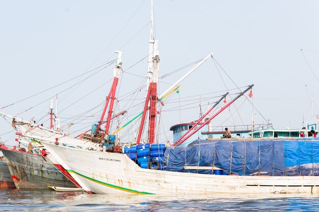 Port et bateau à quai à Jakarta, en Indonésie