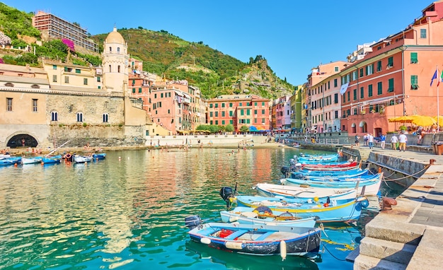 Port avec bateaux et front de mer dans la ville de Vernazza à Cinque Terre, Italie