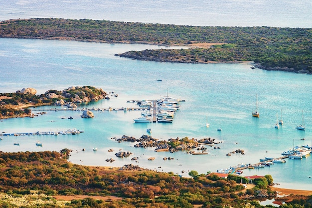 Port avec bateaux à Porto Rotondo à Golfo Aranci dans la station balnéaire de Costa Smeralda en mer Méditerranée, Sardaigne, Italie