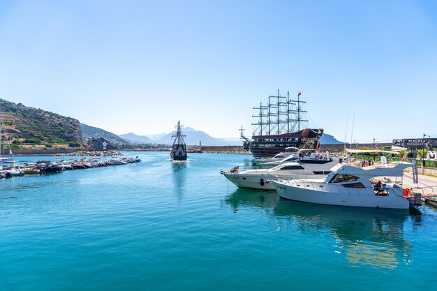 Port avec de beaux bateaux