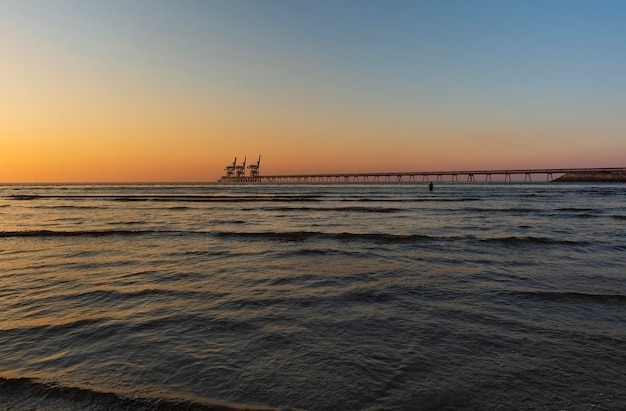 Port de carburant pour une centrale électrique en mer au coucher du soleil en Israël