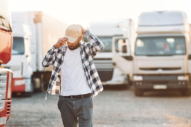 Le port de la casquette Le jeune camionneur est avec son véhicule pendant la journée