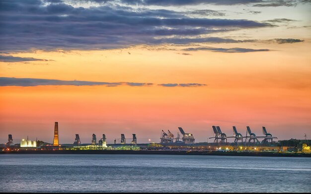 Le port de Charleston, en Caroline du Sud, le soir.